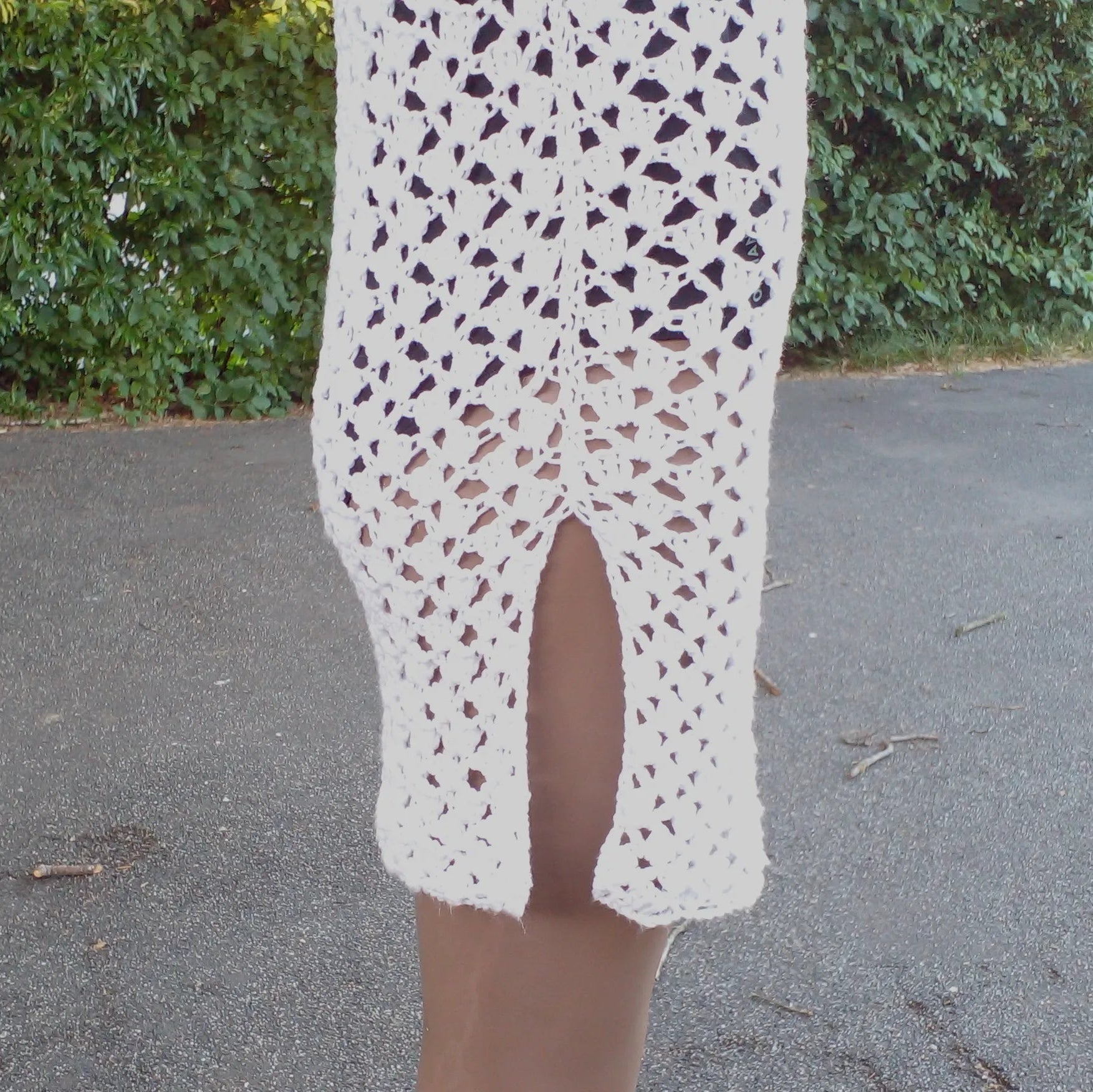 Robe de bain au crochet Oleandro de Cachalabibi - vue de profil sur mannequin montrant la coupe ajustée