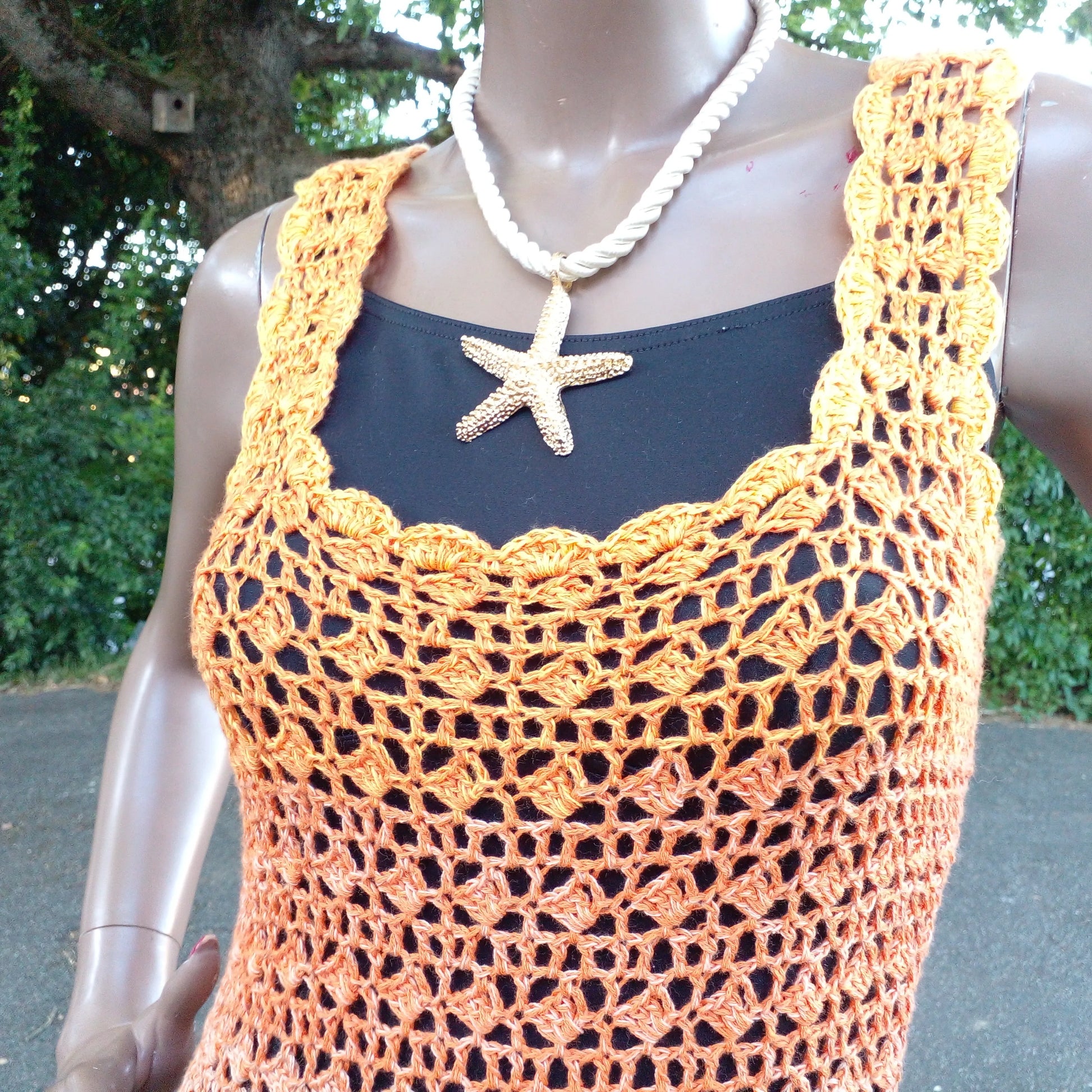 Robe de bain au crochet Papayago de Cachalabibi - gros plan sur le col carré et les bretelles larges ajourées