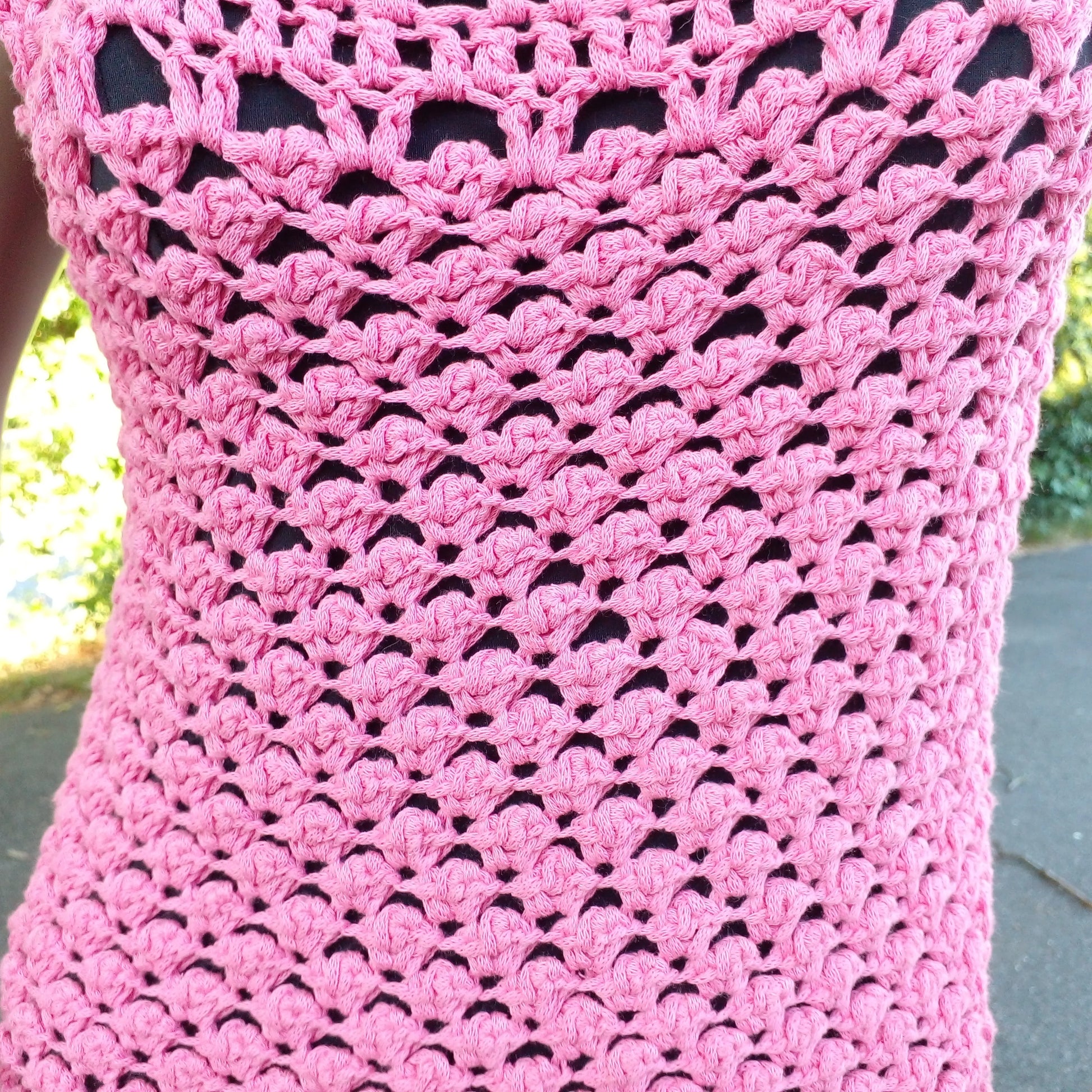 Robe de bain au crochet Pitaya  de Cachalabibi - gros plan sur le dos montrant le point ajouré en grille