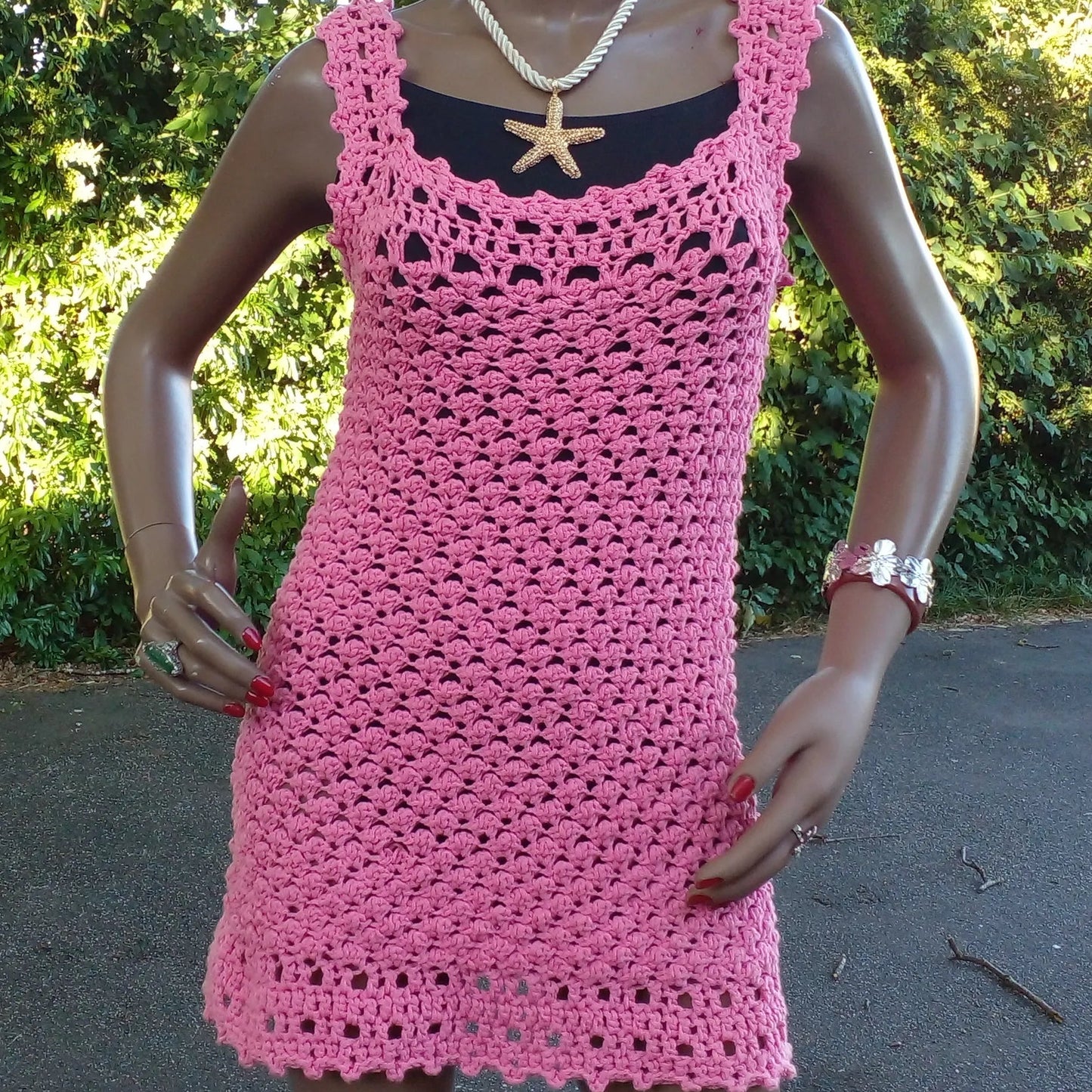 Robe de bain au crochet Pitaya  de Cachalabibi - gros plan sur les finitions festonnées délicates au bas de la robe