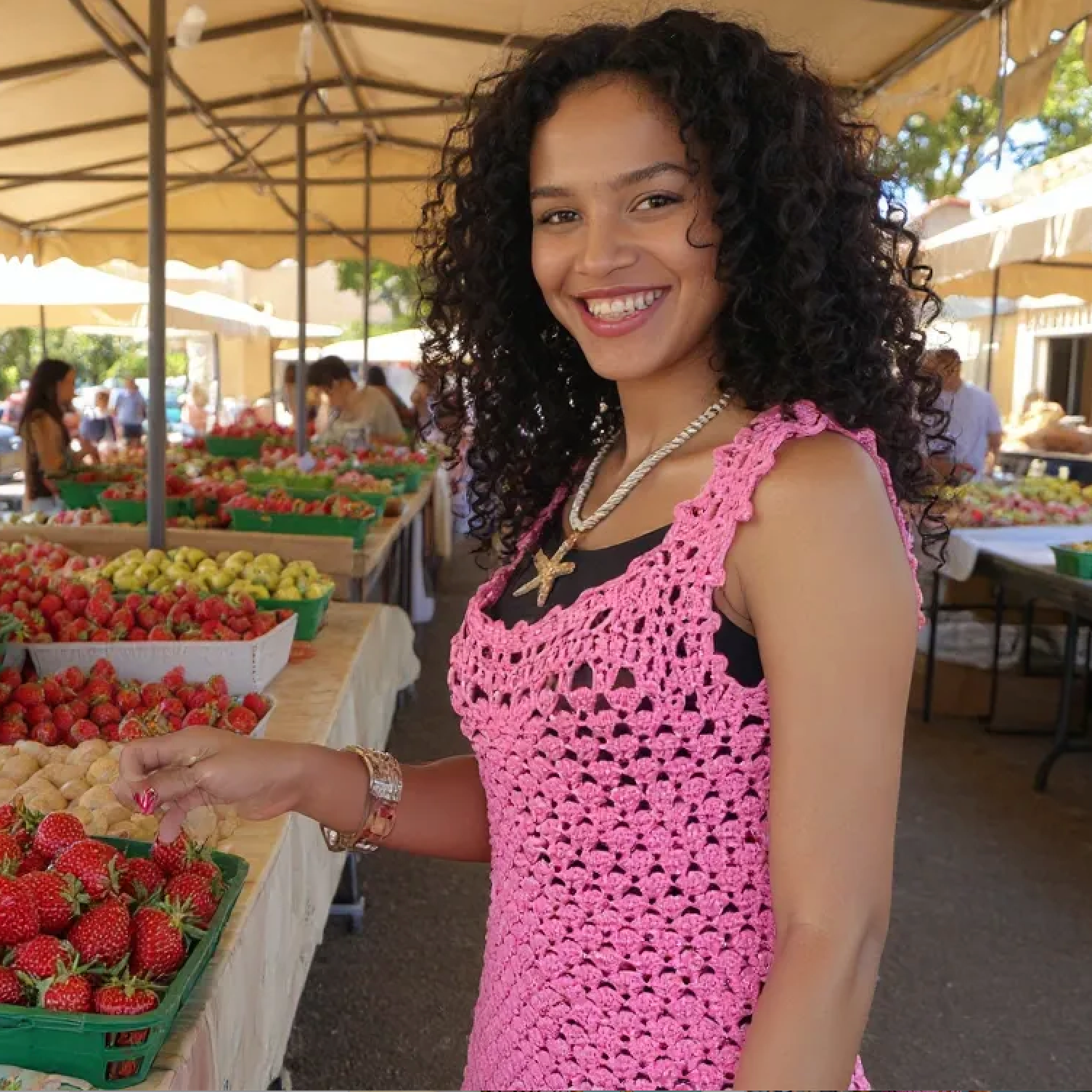 Robe de bain au crochet Moorea de Cachalabibi - vue de profil d'une jeune femme au marché provençal aux fraises