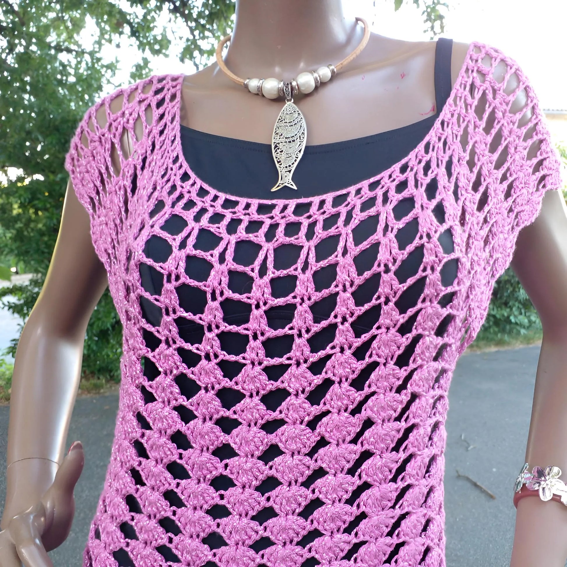 Robe de bain au crochet Moorea de Cachalabibi - gros plan de devant sur le col carré élégant et le point ajouré