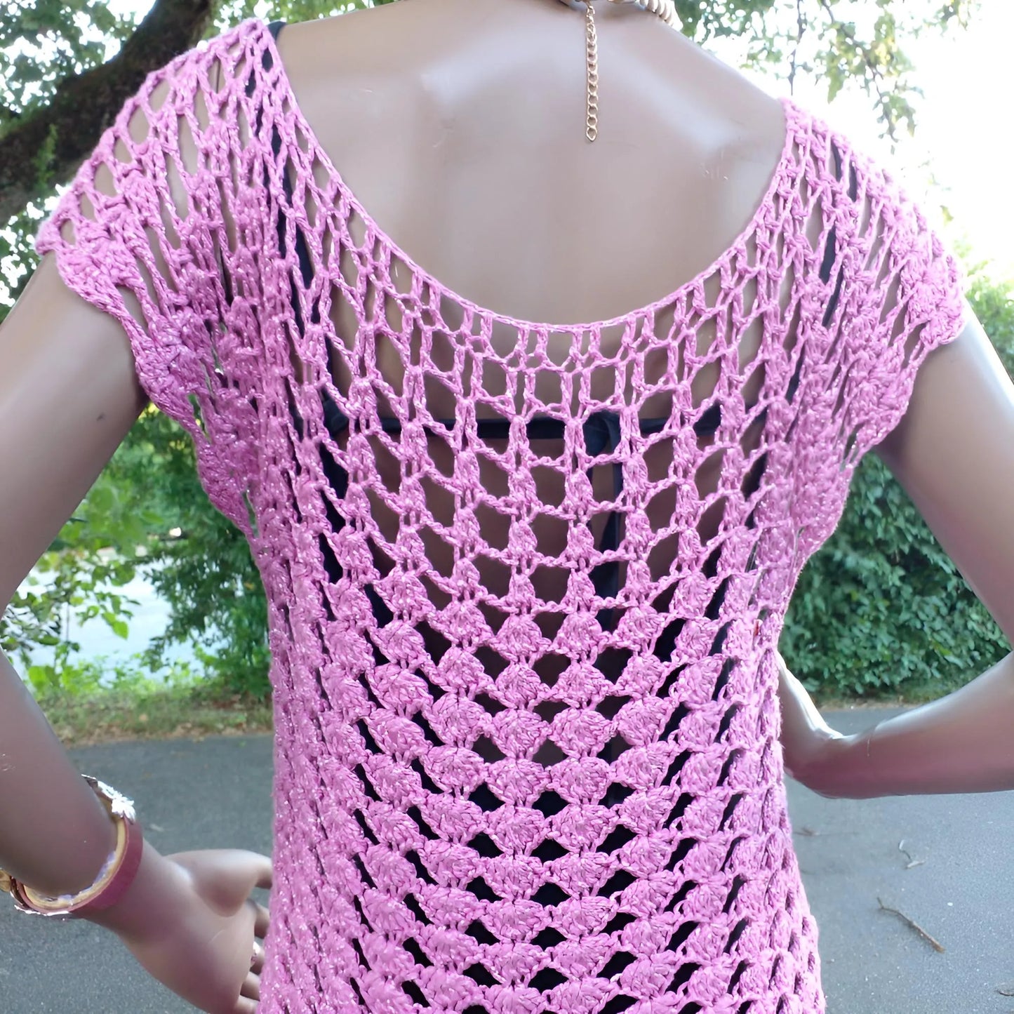 Robe de bain au crochet Moorea de Cachalabibi - gros plan sur le dos montrant le point ajouré en grille sophistiqué