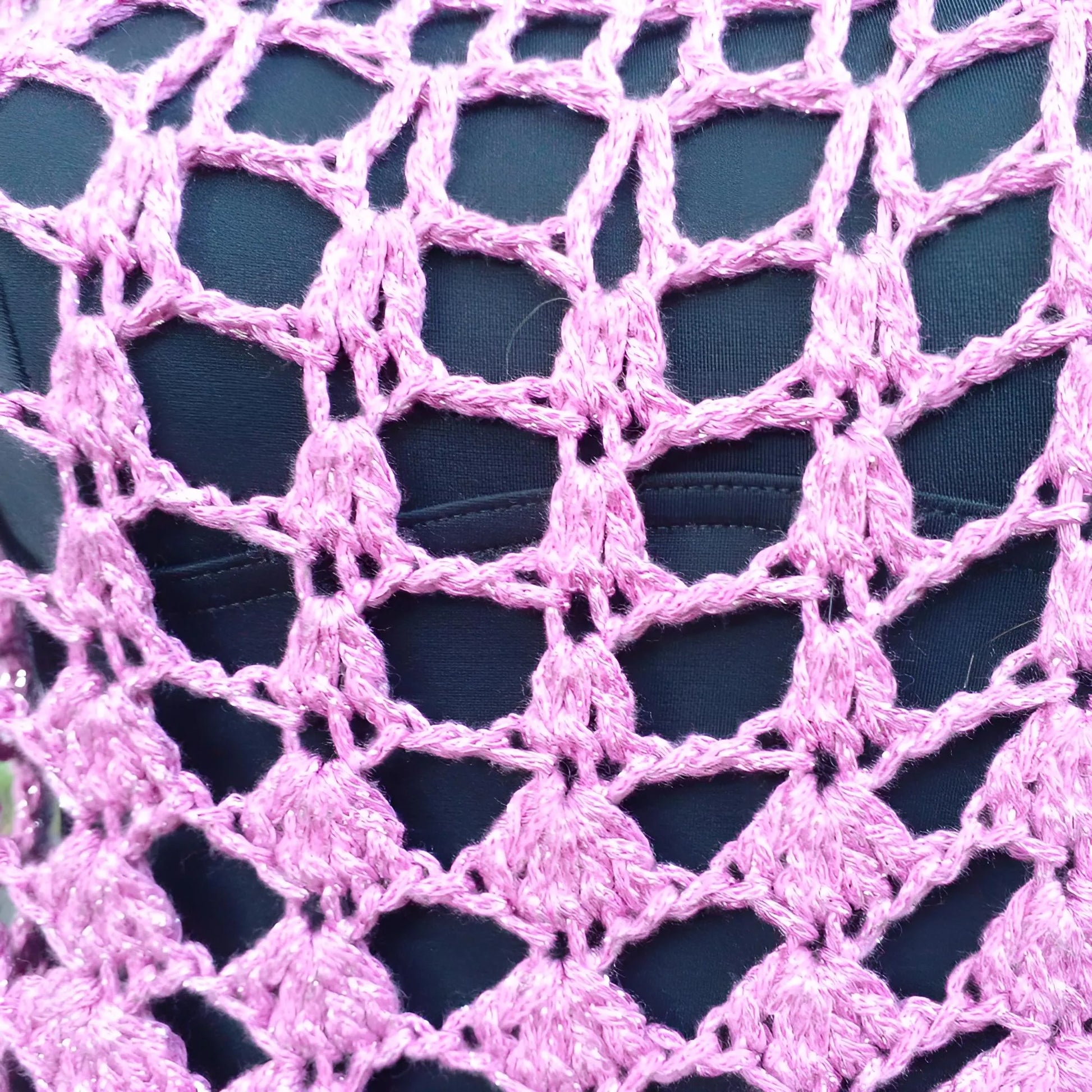 Robe de bain au crochet Moorea de Cachalabibi - gros plan sur le point ajouré en grille léger et transparent