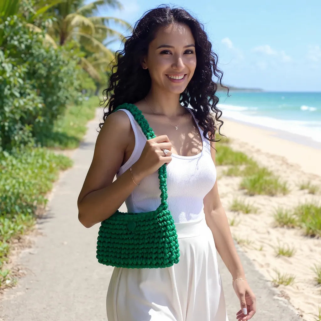 Sac à main Menta vert menthe - vue de face en bandoulière avec pantalon blanc