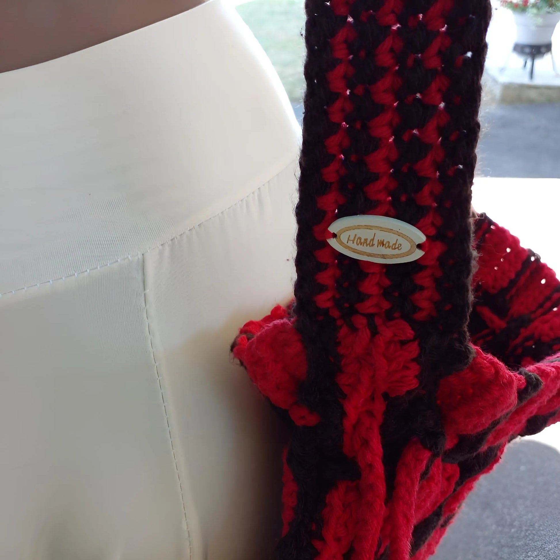 Sac à main Rossonero rouge et noir - gros plan sur la plaque signature Hand Made dorée