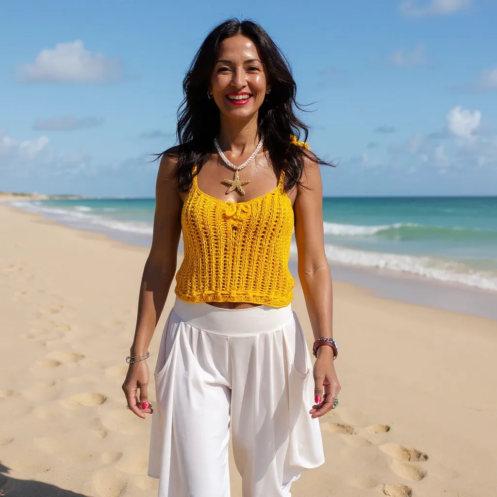 Top au crochet Aldentissimo de Cachalabibi - porté en promenade sur une plage déserte en plein midi