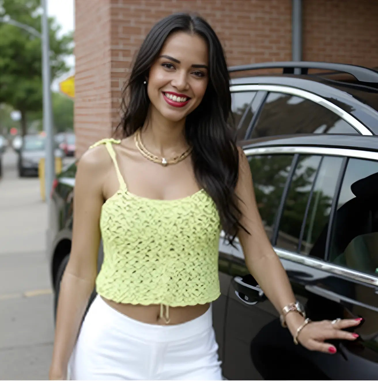 Top au crochet Anizetto de Cachalabibi - porté par une jeune femme dans une rue urbaine avec voiture noire