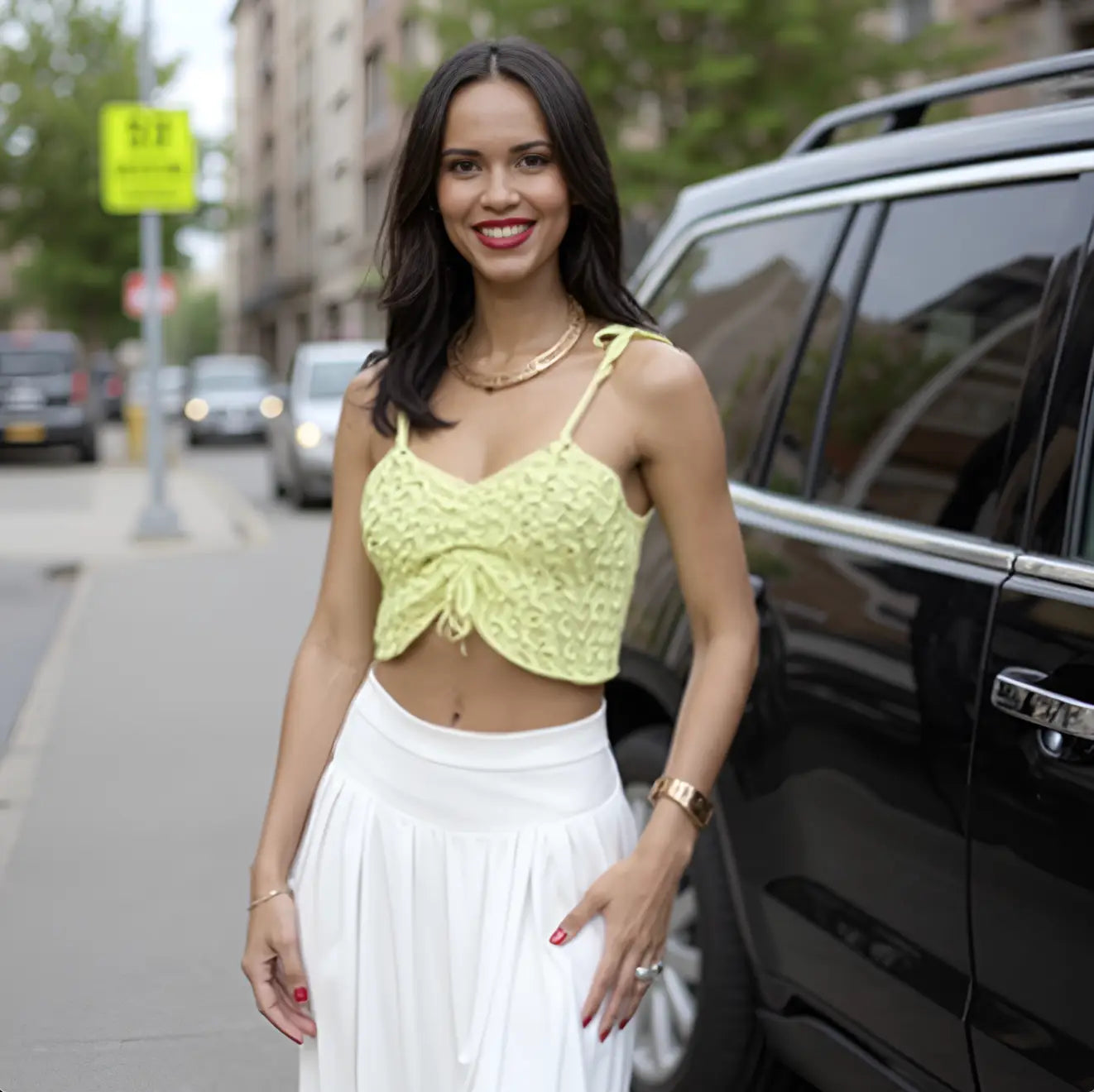 Top au crochet Anizetto de Cachalabibi - laçage sur le devant porté dans une rue urbaine