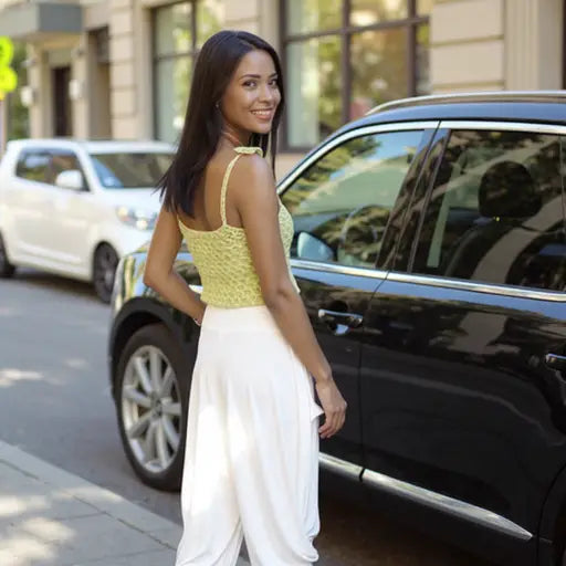 Top au crochet Anizetto de Cachalabibi - porté de trois-quarts par une jeune femme