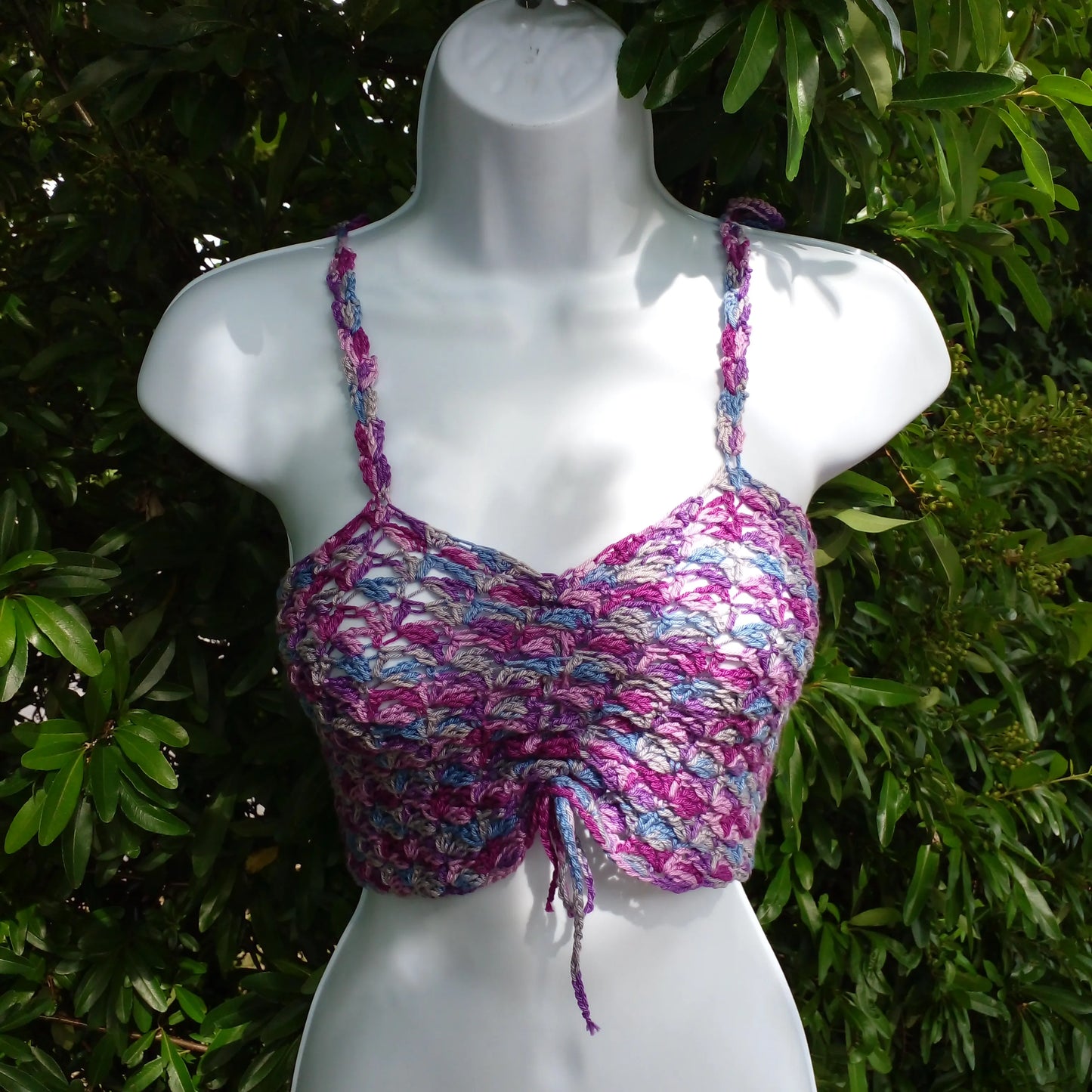 Top au crochet  Belilla de Cachalabibi - vue de face sur mannequin avec le lien de devant noué et tiré