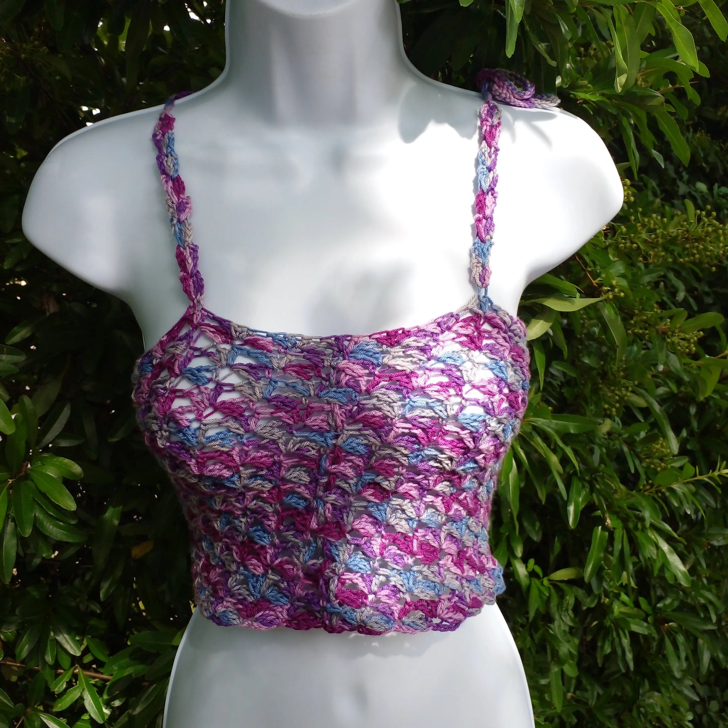 Top au crochet  Belilla de Cachalabibi - vue de face sur mannequin avec le lien de devant non noué ni tiré