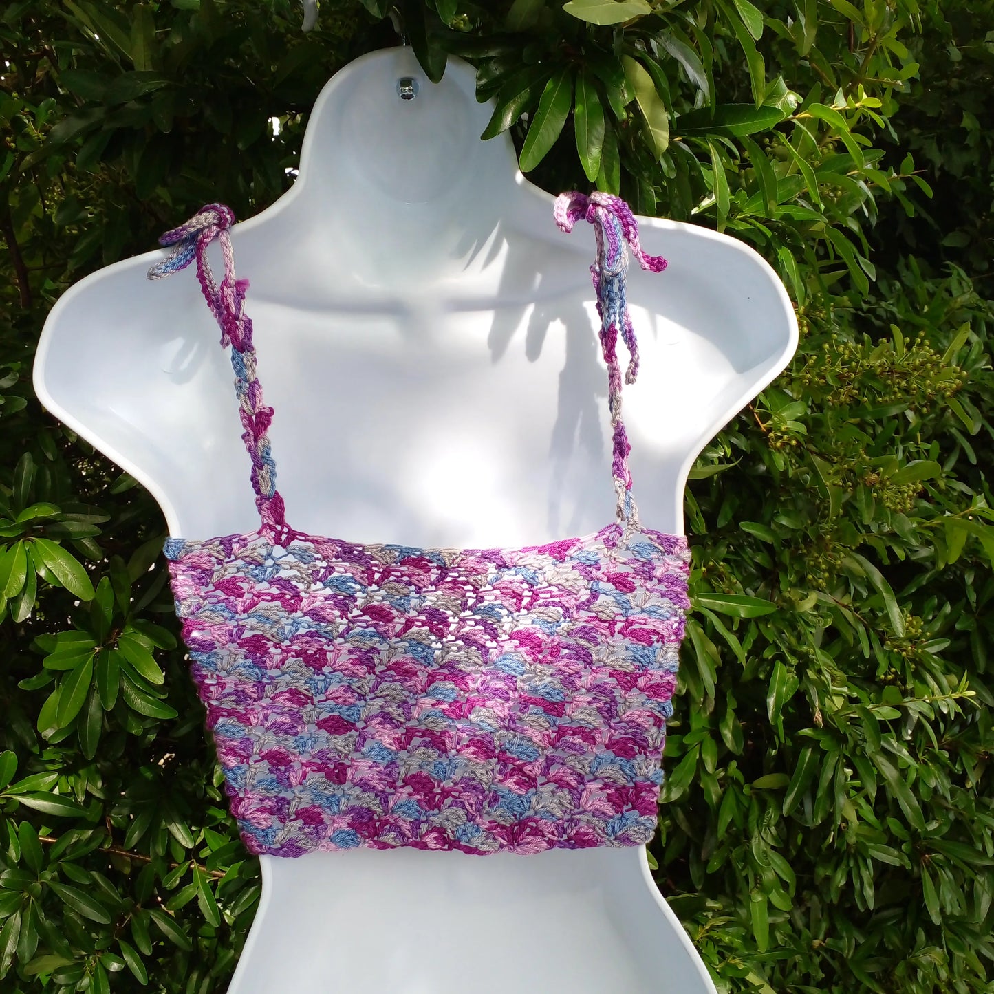 Top au crochet  Belilla de Cachalabibi  - vue arrière sur mannequin montrant le dos et les bretelles