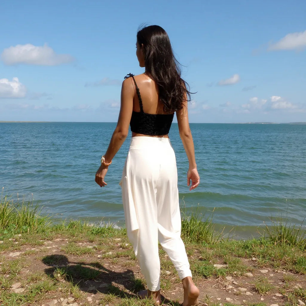 Top au crochet Blackino de Cachalabibi - vue de dos d'une jeune femme qui contemple la mer