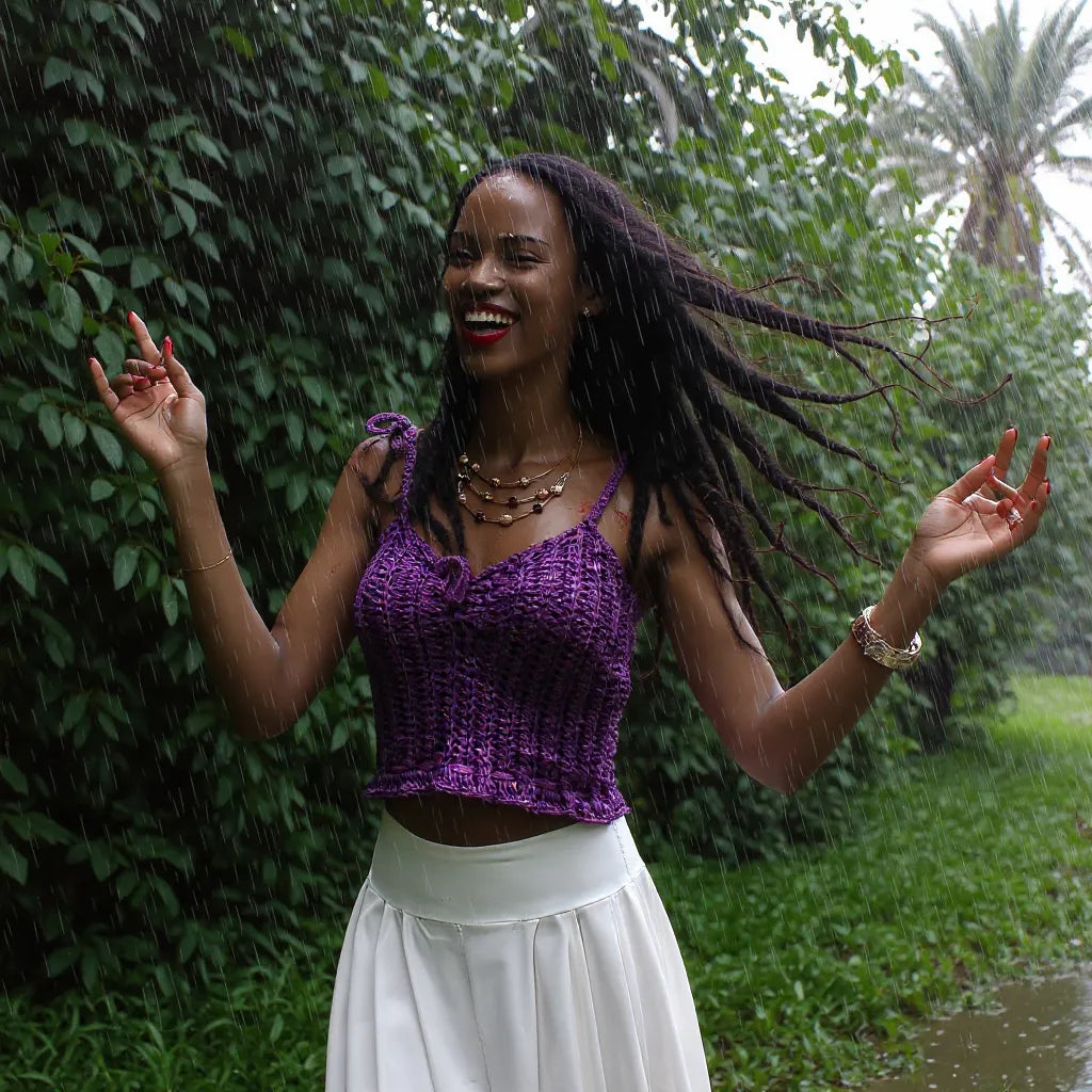 Top au crochet Purple Rain de Cachalabibi  - vue de face sous la pluie tropicale avec bras levés pour une jeune femme