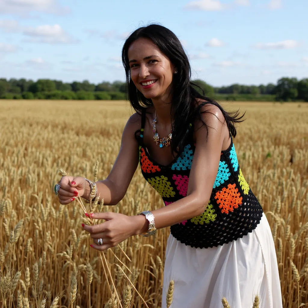 Top au crochet Quadrato de Cachalabibi - détail du décolleté en V et des bretelles larges sur cette jeune femme