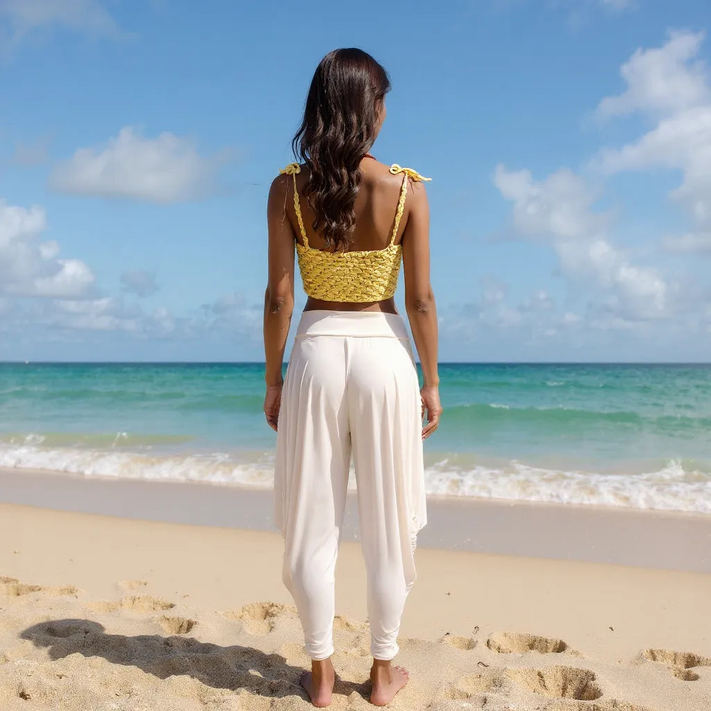 Top au crochet Saudade de Cachalabibi - vue de dos à la plage tropicale pieds nus