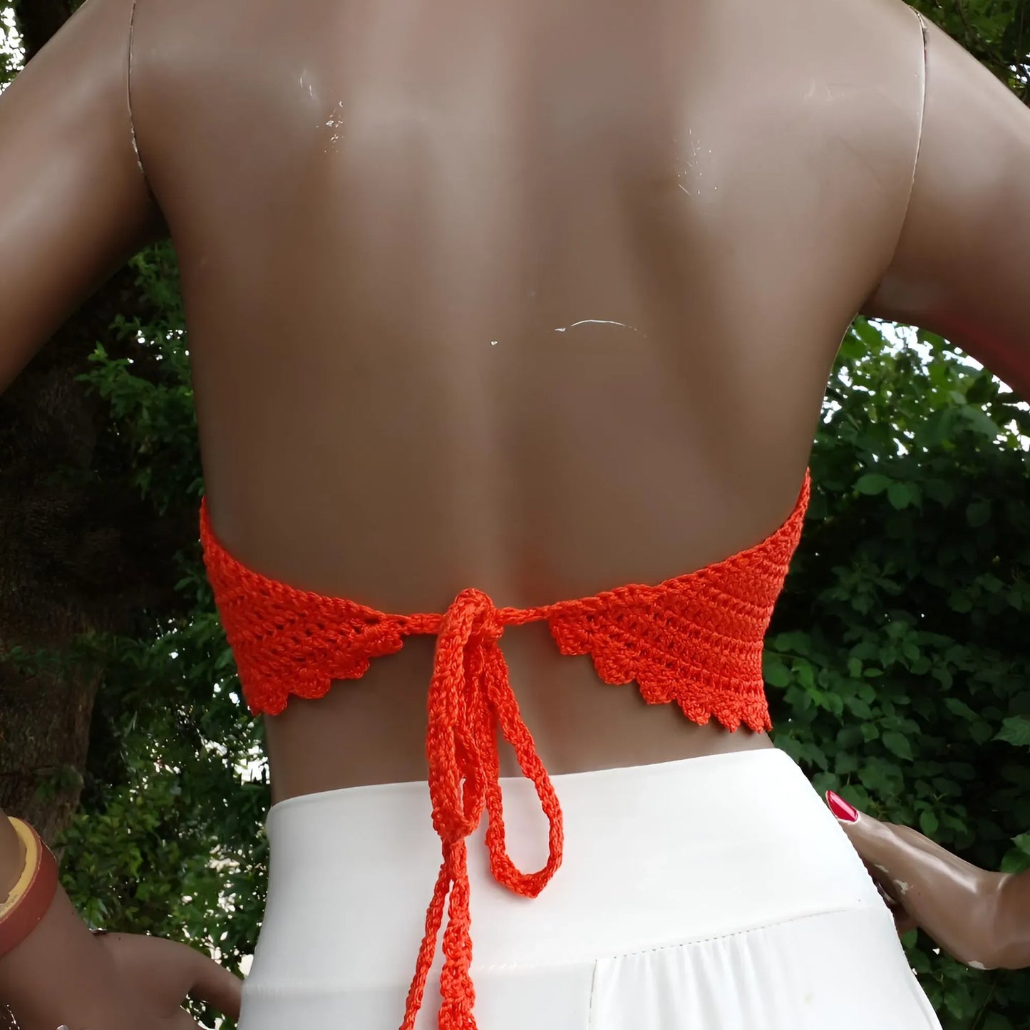 Top dos nu au crochet Calendula de Cachalabibi - détail du laçage dans le dos