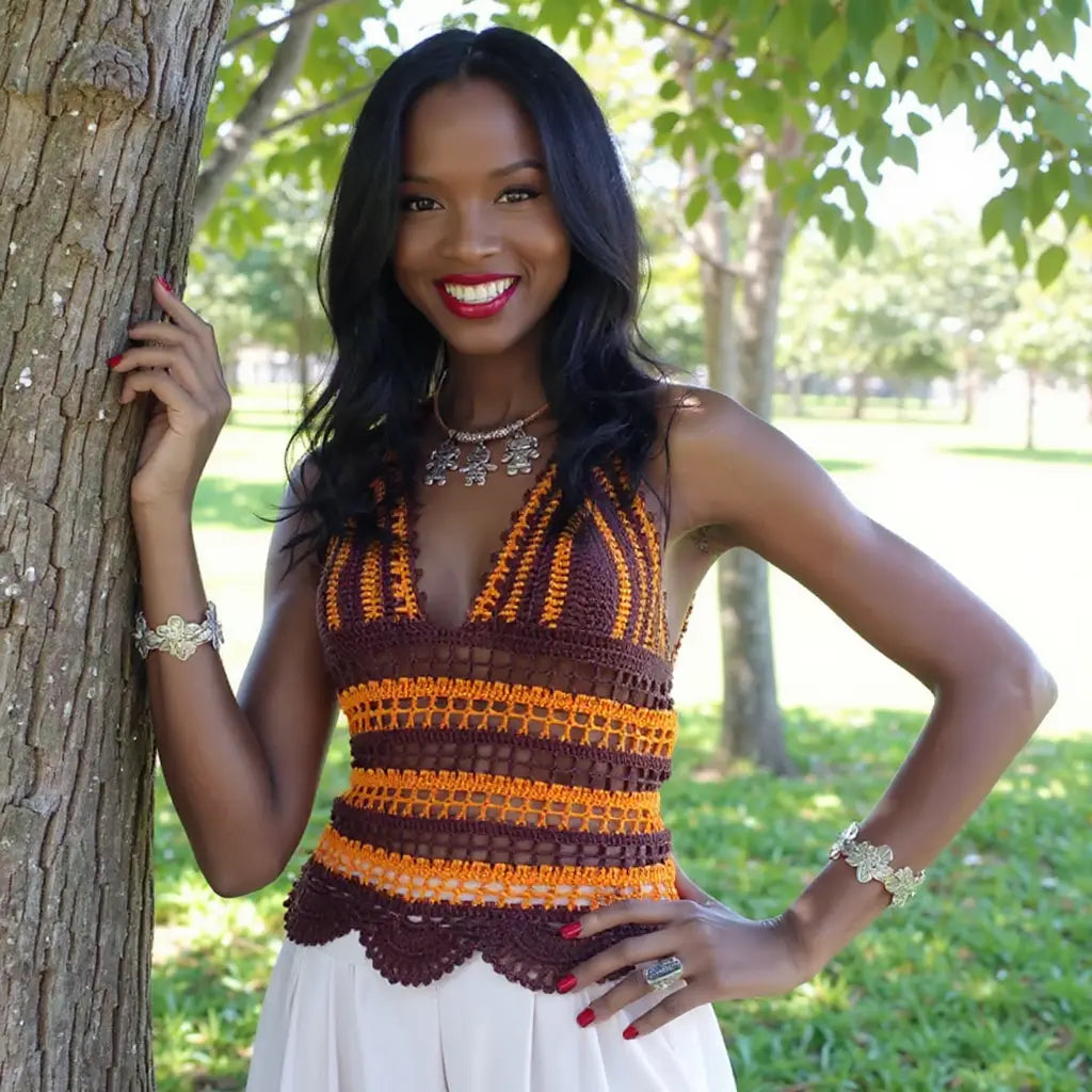 Top dos nu au crochet Choco de Cachalabibi - vue de face d'une jeune femme qui sourit près d'un arbre