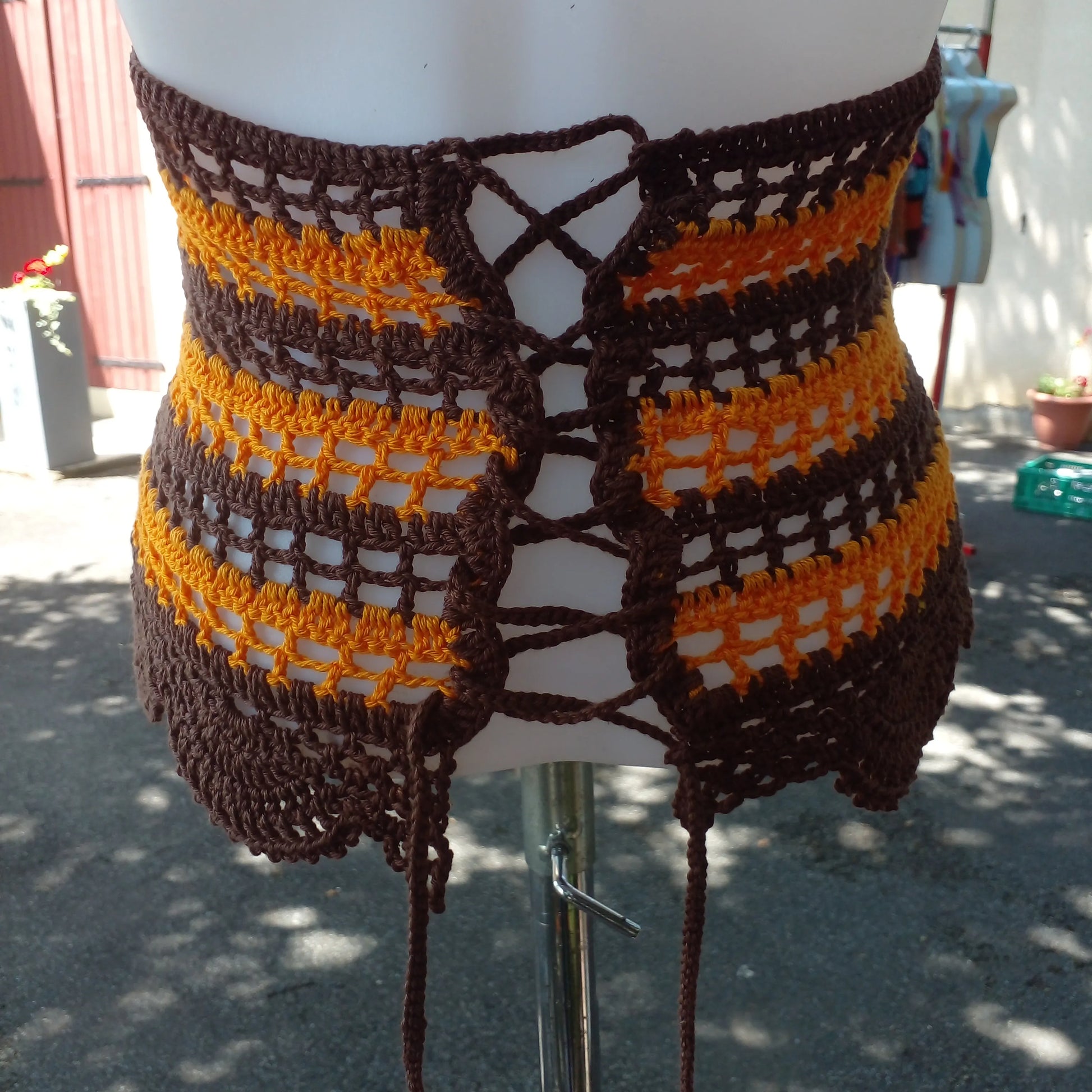 Top dos nu au crochet Choco de Cachalabibi  - détail du laçage dans le dos et des finitions festonnées