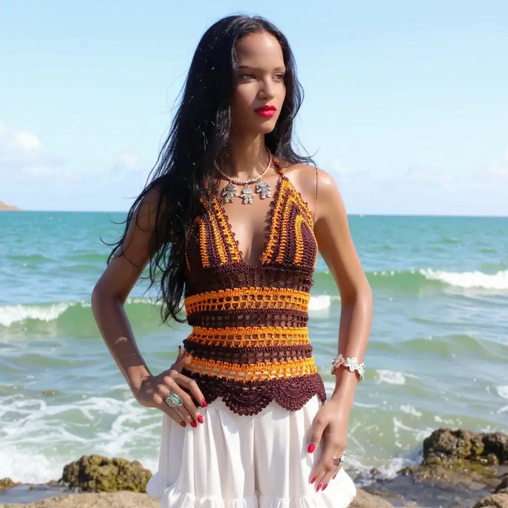 Top dos nu au crochet Choco de Cachalabibi  - vue de face d'une jeune femme  avec l'océan en arrière-plan