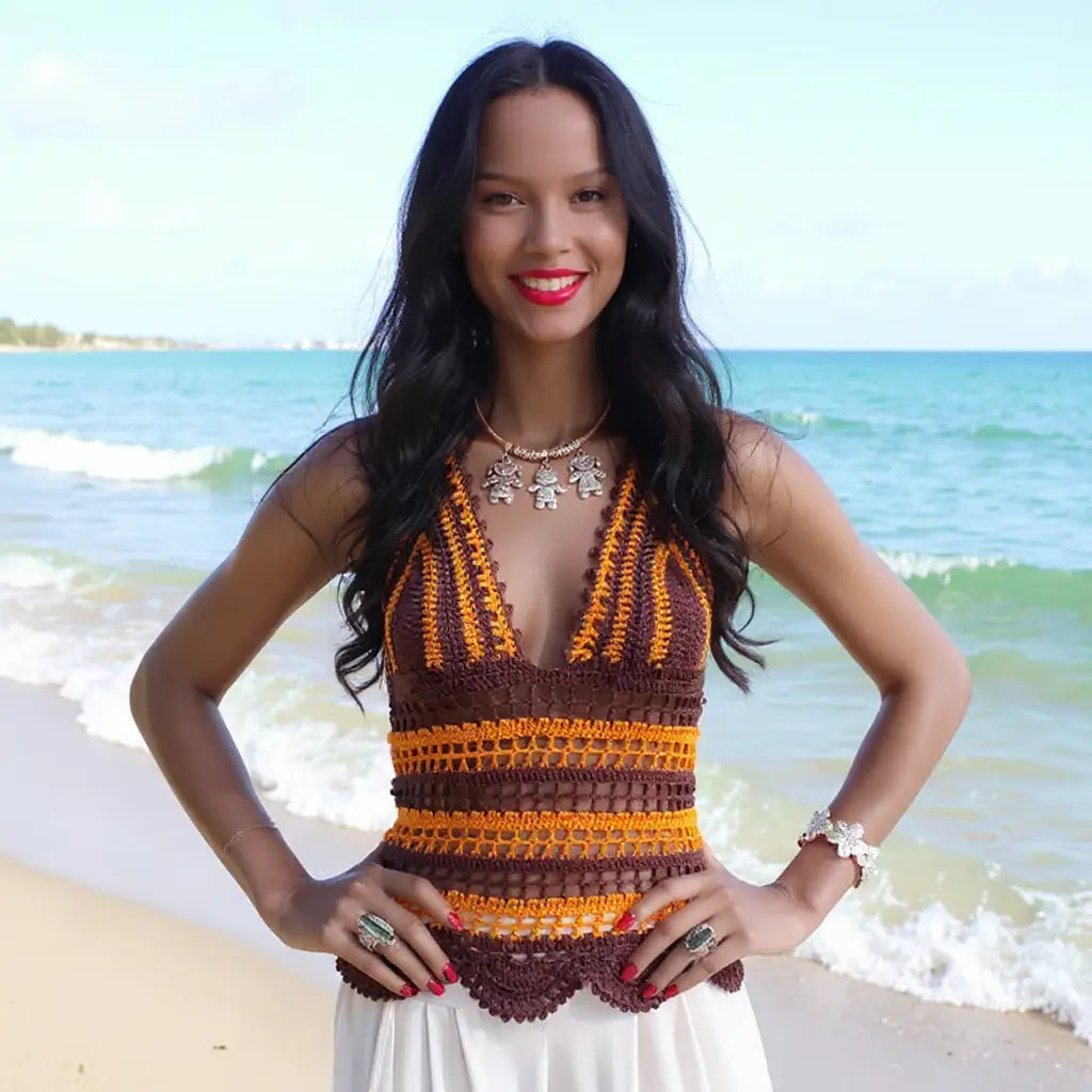 Top dos nu au crochet Choco de Cachalabibi - vue de face au bord de la mer avec un pantalon blanc