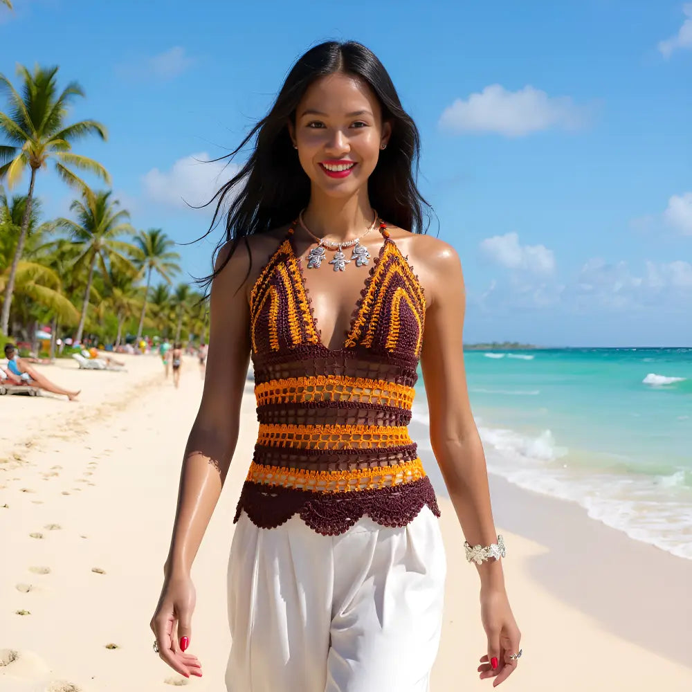 Top dos nu au crochet Choco de Cachalabibi - vue de face d'une jeune femme brune qui se promène sur le sable