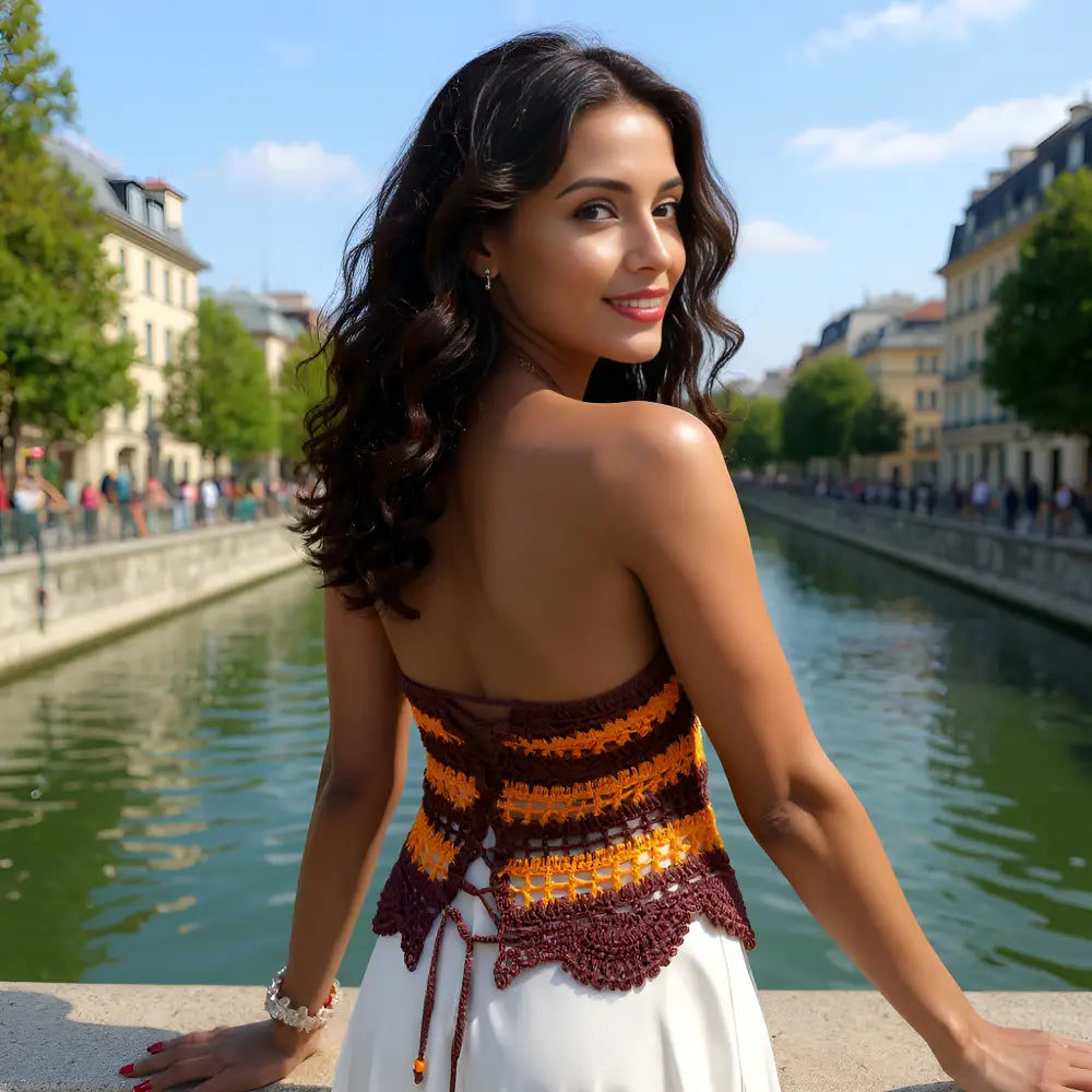 Top dos nu au crochet Choco de Cachalabibi - vue de dos au bord du canal en ville avec le laçage bien visible