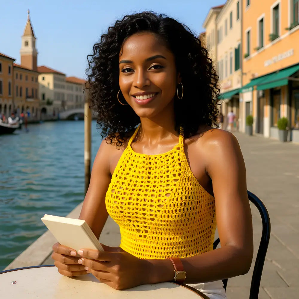 Top dos nu au crochet Giallo de Cachalabibi - vue de face à Venise d'une jeune femme assise à la terrasse d'an café