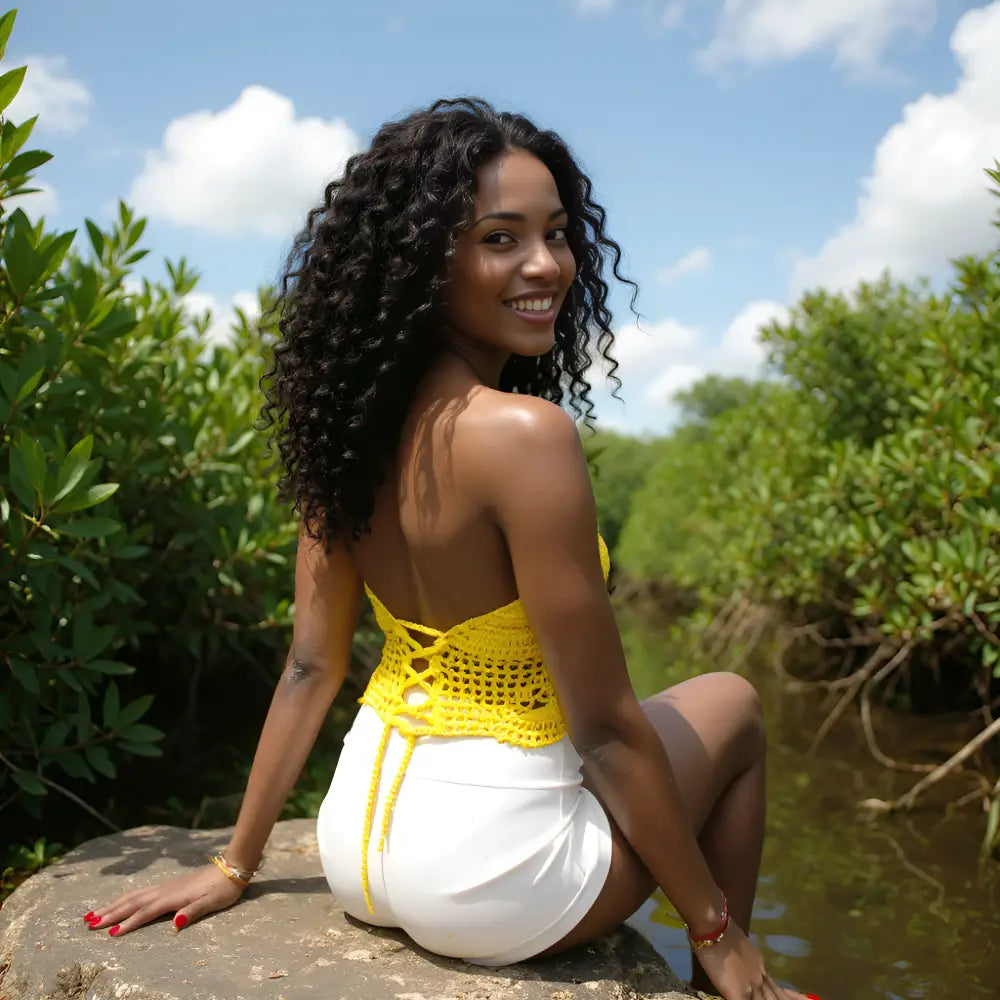 Top dos nu au crochet Kaliento de Cachalabibi - vue de dos assise au bord de l'étang