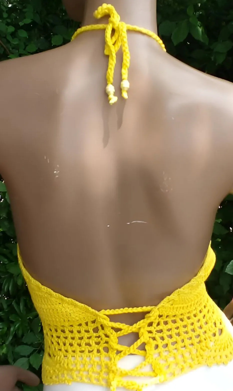 Top dos nu au crochet Kaliento de Cachalabibi - gros plan sur le col halter avec nœud décoratif