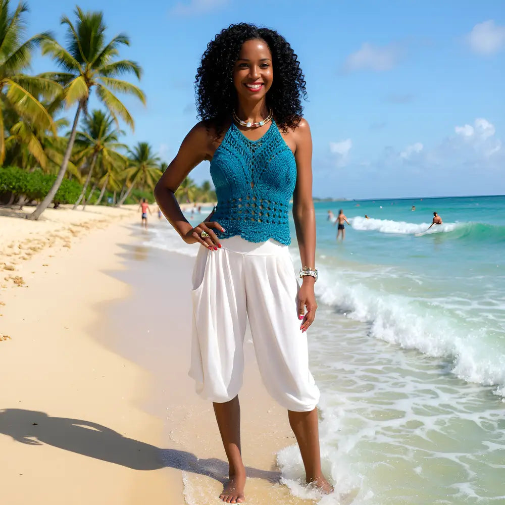Top dos nu au crochet Vishuddha de Cachalabibi - vue de face à la plage paradisiaque pieds dans l'eau