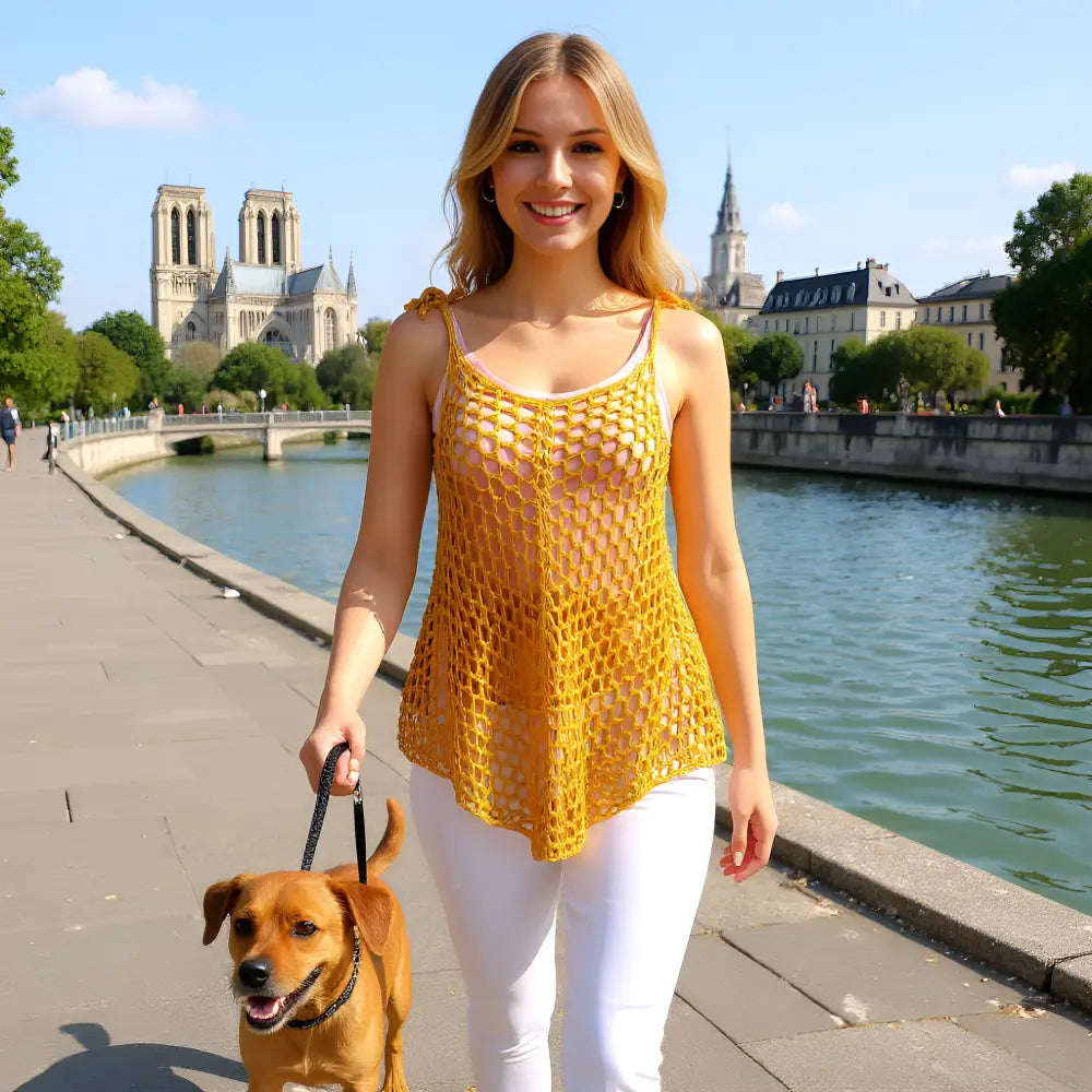 Tunique au crochet Chiccodorzo de Cachalabibi - portée par une jeune femme avec Notre-dame de Paris en arrière-plan