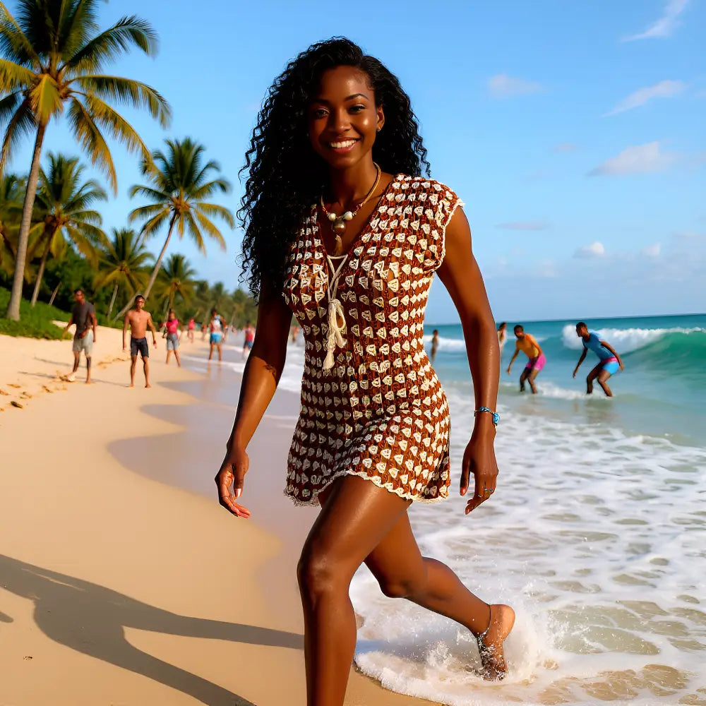 Tunique au crochet Couleur Café de Cachalabibi - vue de face d'une jeune femme brune qui marche dans l'eau de mer