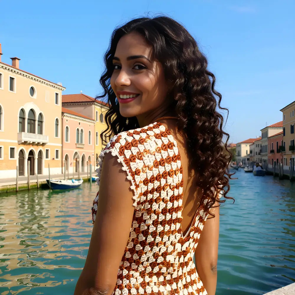 Tunique au crochet Couleur Café de Cachalabibi - vue de dos d'une femme près d'un quai de Venise