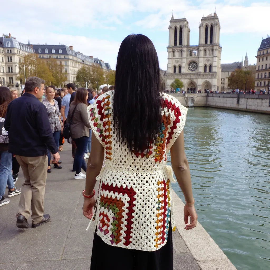 Tunique au crochet Dédalina de Cachalabibi - vue de dos sur les quais de Seine à Paris avec Notre-Dame