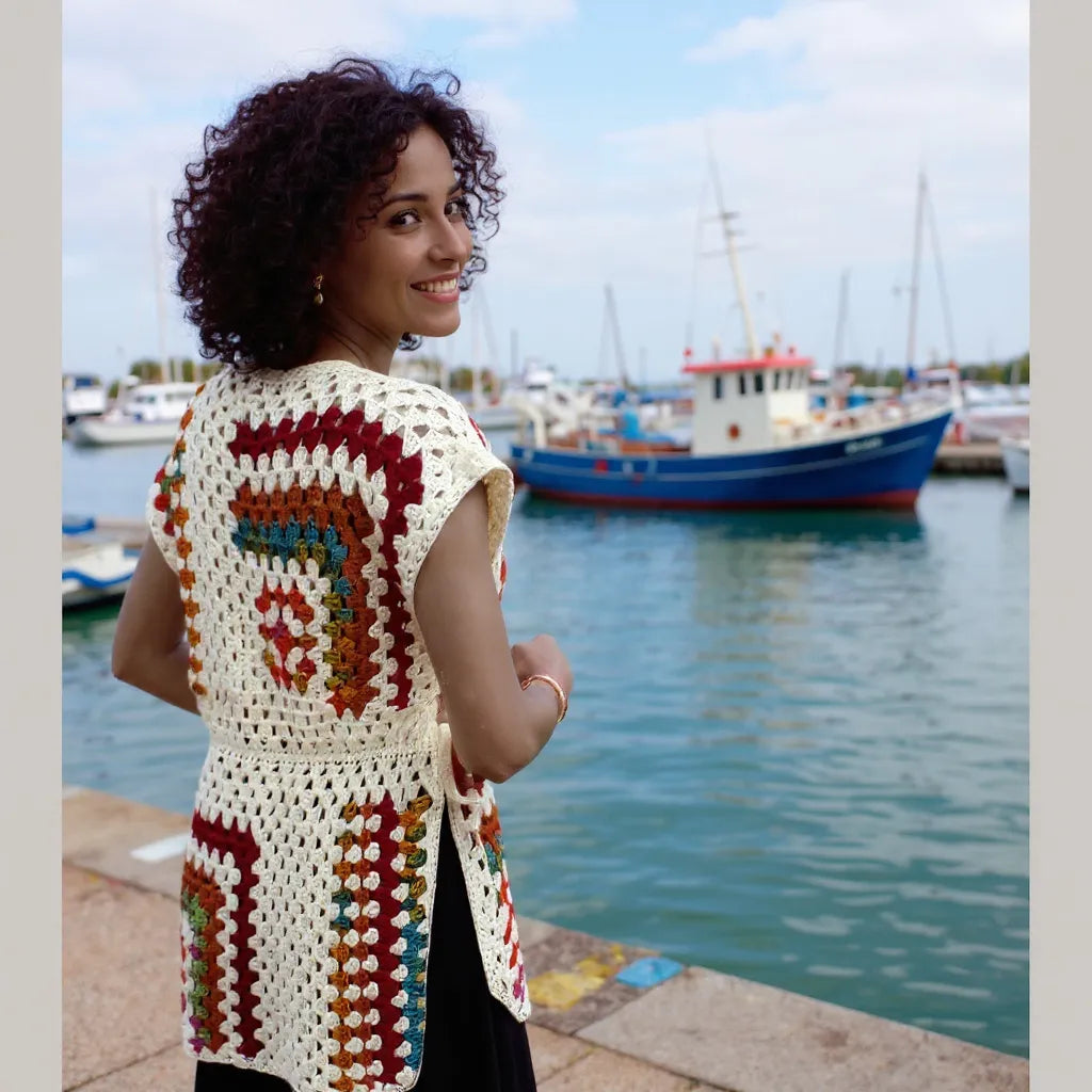 Tunique au crochet Dédalina de Cachalabibi - vue de profil à la marina deavant des bateaux de pêche