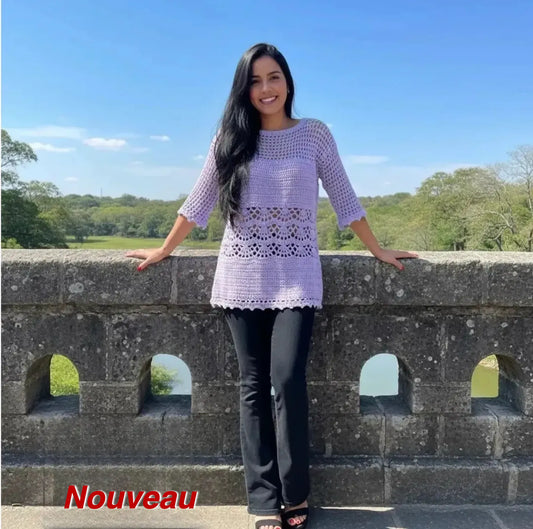 Tunique au crochet fait main Prunella de Cachalabibi - mauve - de face jeune filles avec les ruines d'aqueduc romain