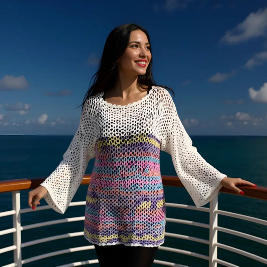 Tunique au crochet Sambalaya de Cachalabibi - empiècement pastel porté à l'avant d'un bateau de croisière par une jeune femme