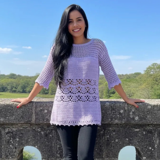 Tunique au crochet fait main Prunella de Cachalabibi - mauve - jeune fille de face avec ruines d'aqueduc romain