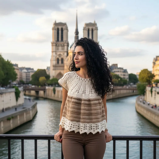 Vareuse au crochet Maglia de Cachalabibi - vue de profil sur les quais de Seine à Paris avec Notre-Dame et promeneurs