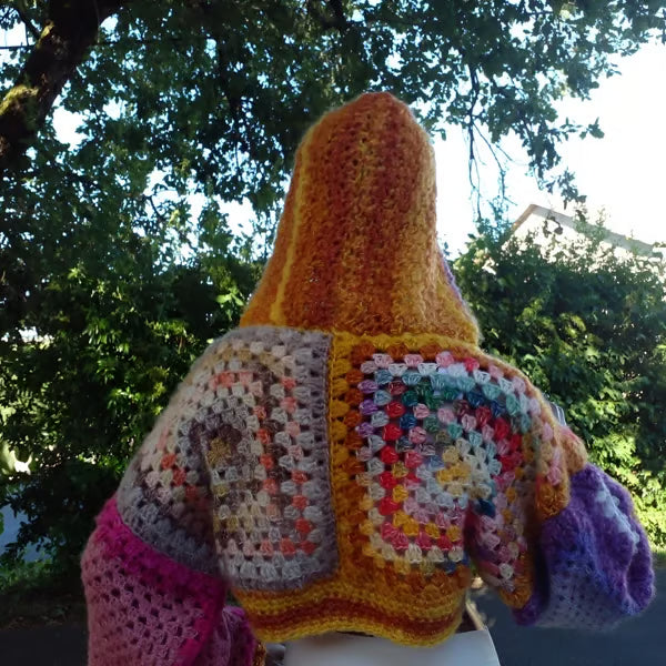 Pull au crochet Dorsoduro de Cachalabibi  - Vue portée avec capuche, style bohème vénitien