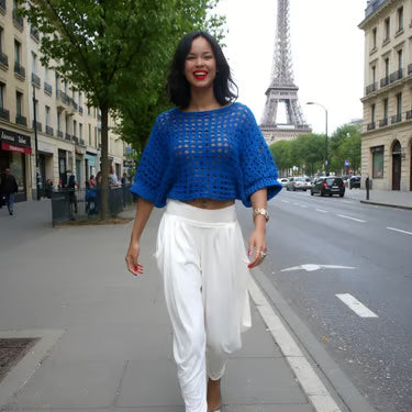 Pull au crochet Lazzuli de Cachalabibi - Vue complète portée avec Tour Eiffel, style bohème parisien