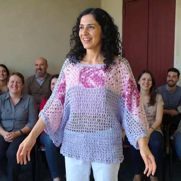 Tunique au crochet Lupina de Cachalabibi - Femme aux cheveux bruns qui chante devant un parterre d'amis